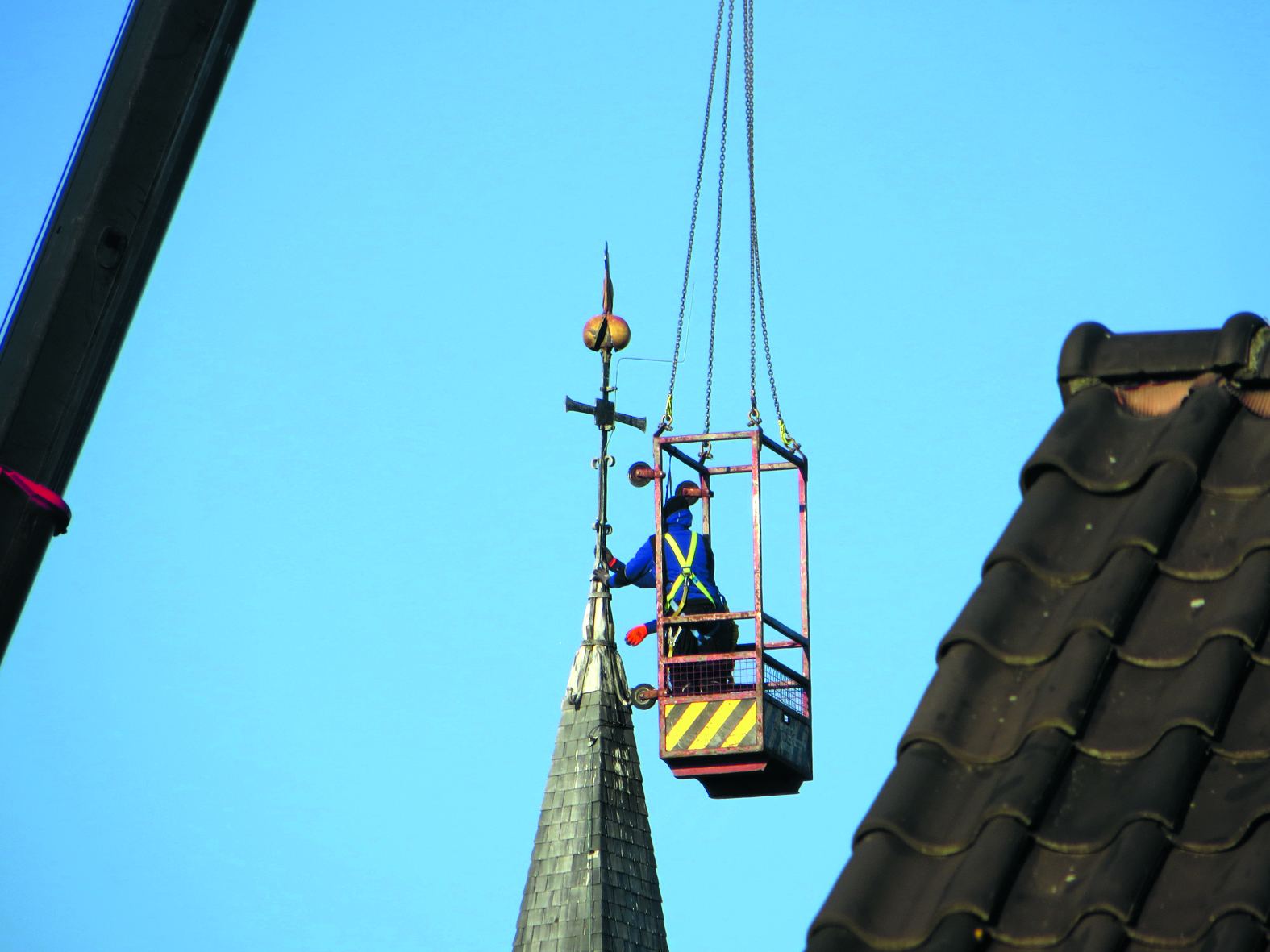 EGMOND AAN DE HOEF - 'In de ochtend van 13 december is de windwijzer van de kerktoren in Egmond aan den Hoef gehaald. Zo vlak voor de kerst is het vreemd dat ze een haan willen gaan serveren bij het kerstdiner. Of zal de haan weten te ontkomen? En na de kerstdagen weer stoer bovenop de spits van de