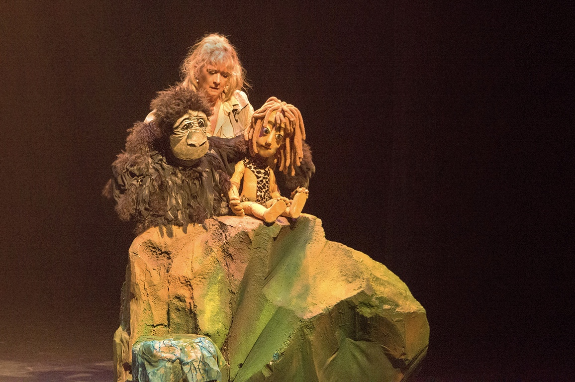 De poppen van Ilja van der Pouw stelen de show in de voorstelling Tarzan. (Foto: aangeleverd)