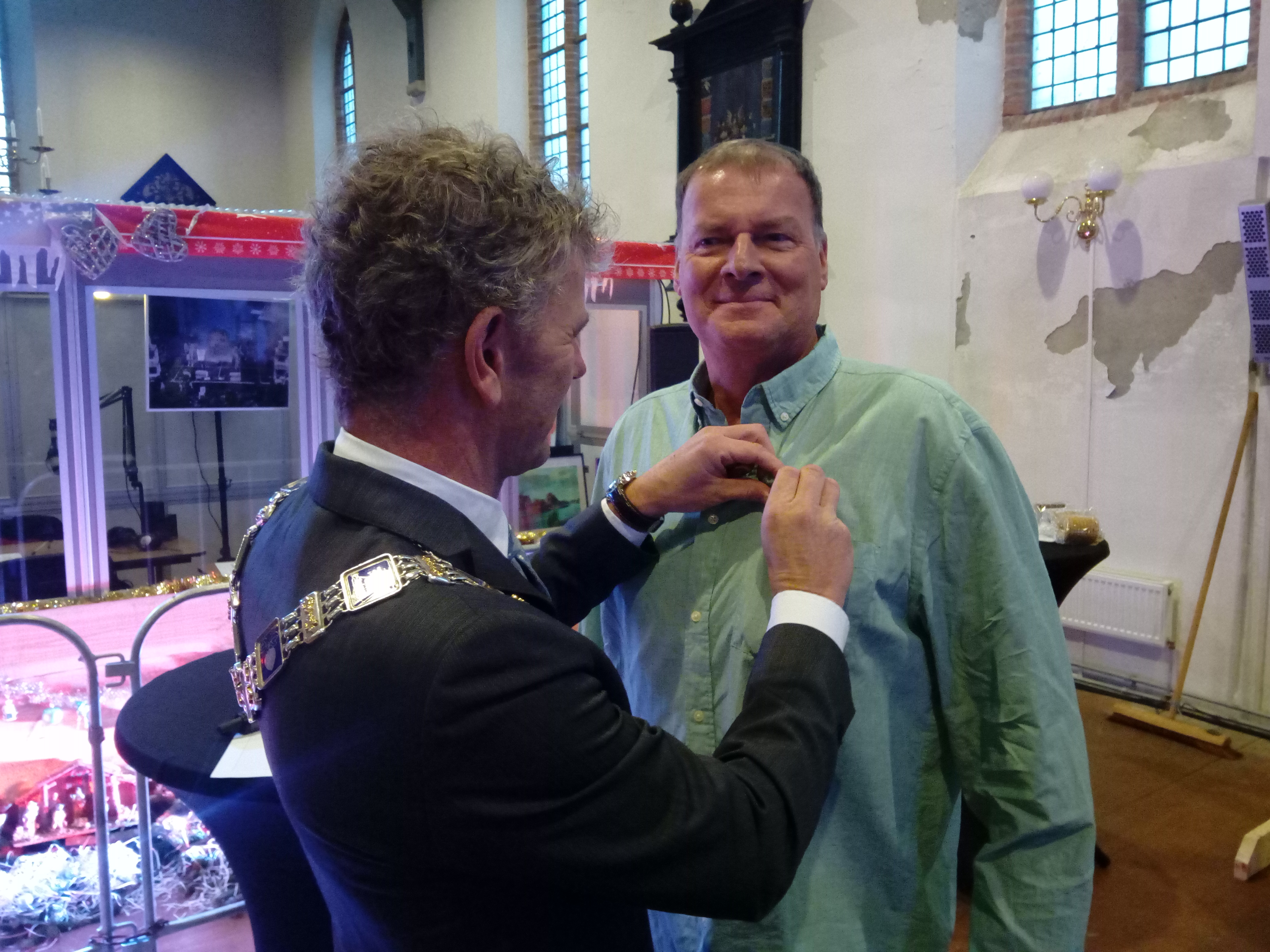 Burgemeester Martijn Smit reikte vorige week woensdagmiddag de Koninklijke onderscheiding aan Ab Jenema uit. (Foto: Bos Media Services)