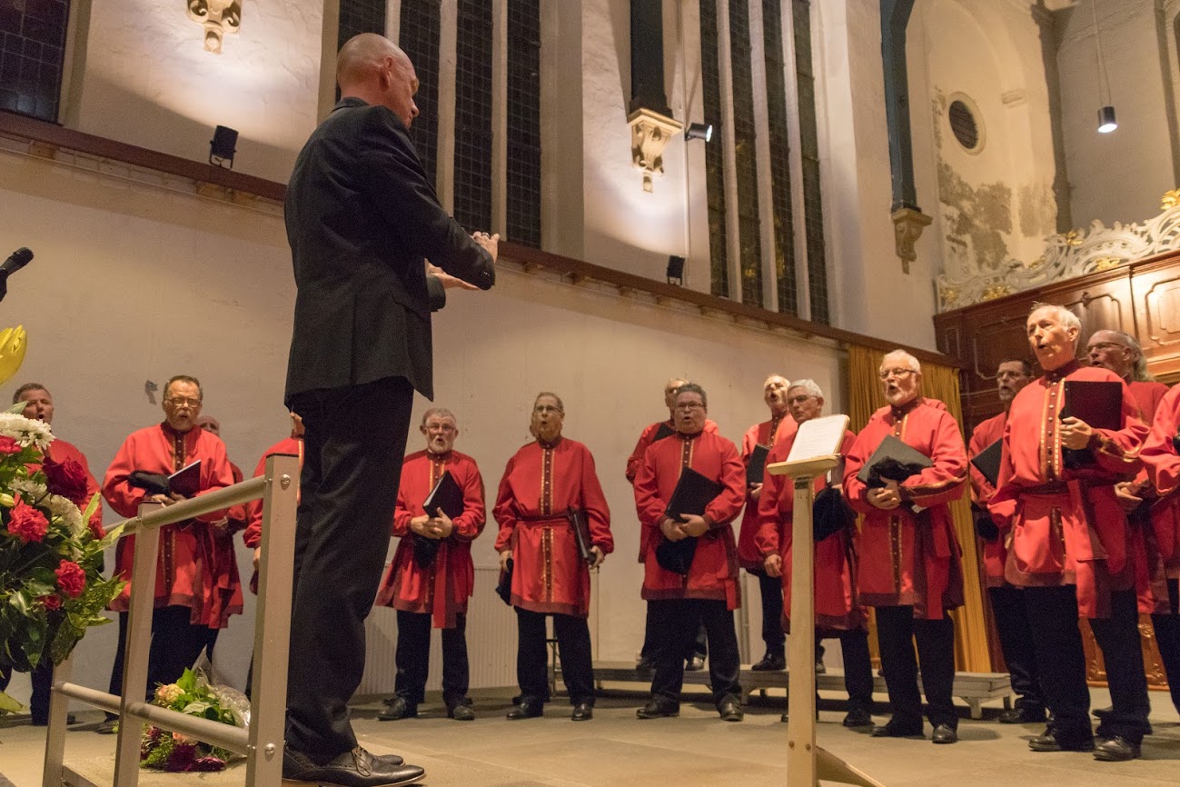 Het Byzantijns Mannenkoor laat het publiek genieten van Russische en Oekraïense liederen. (Foto: aangeleverd)