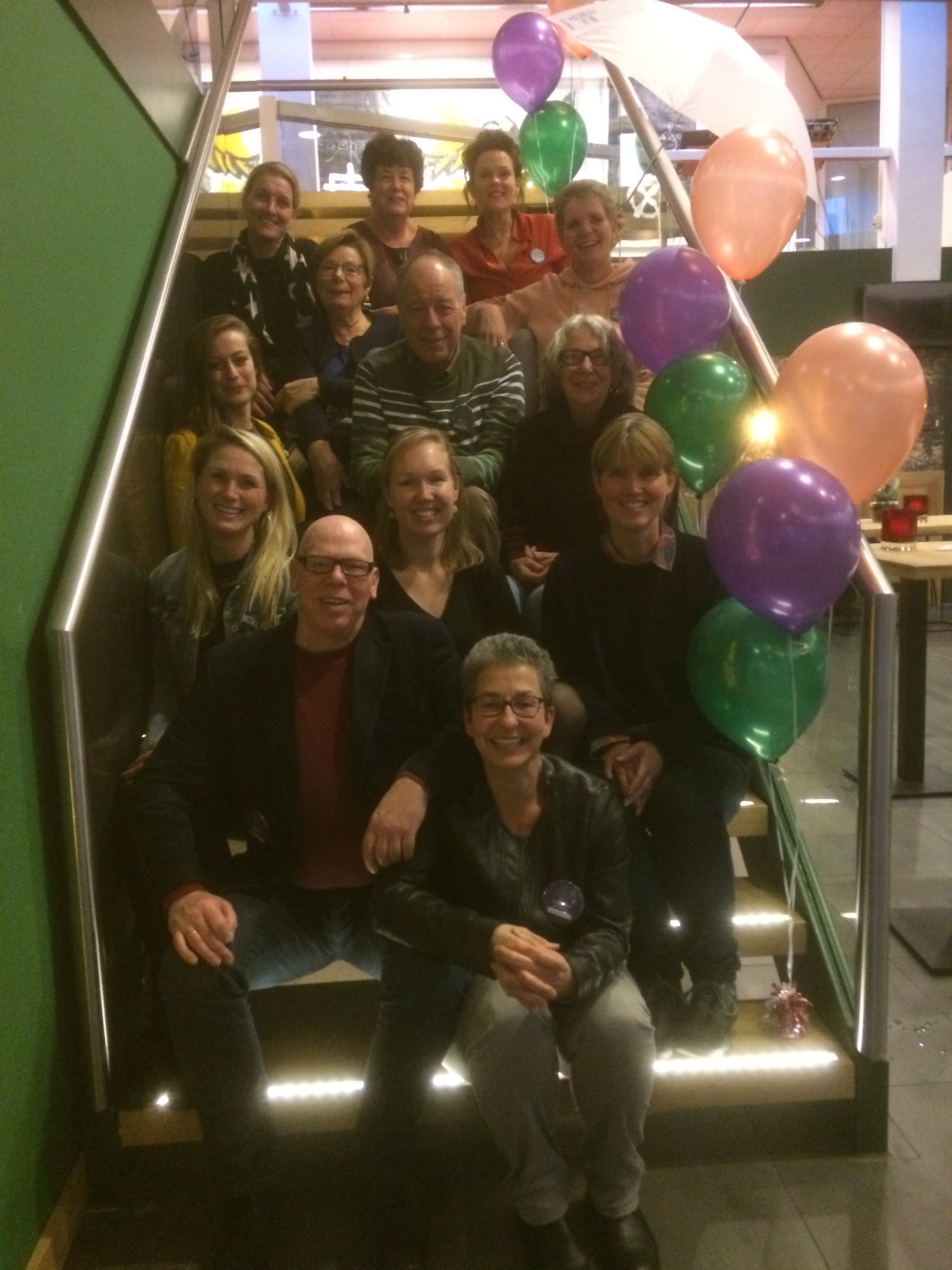 Het team van We(l)doen IJmond deelde op 7 december al 330 paraplu's uit. (foto: aangeleverd)