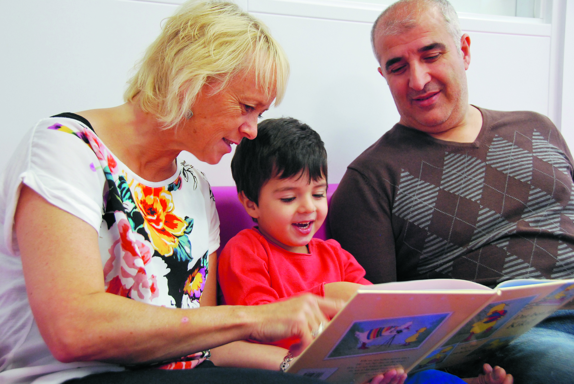 Een jongetje bekijkt samen met een voorleesvrijwilliger de plaatjes in het voorleesboek. (Foto: Aangeleverd)