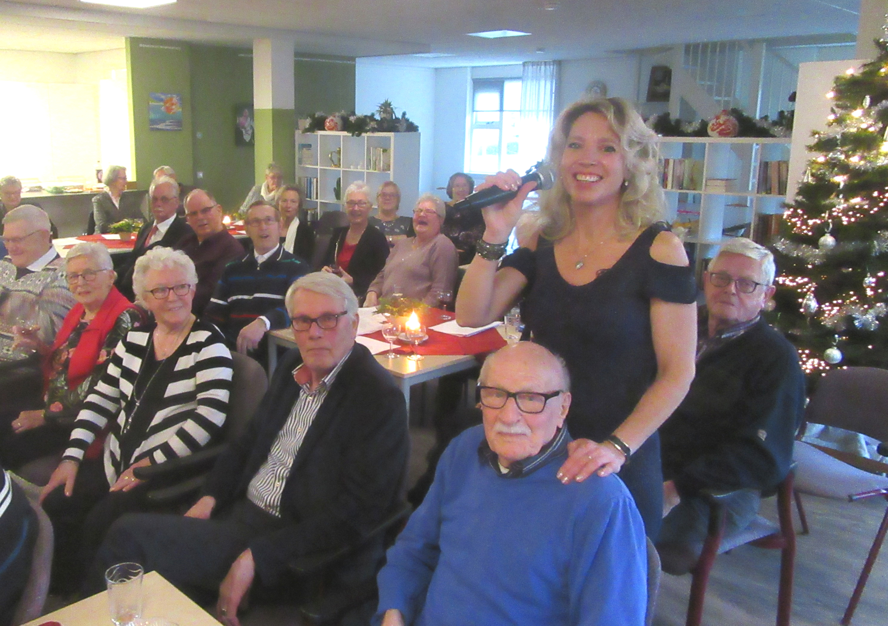 De zangeres neemt haar publiek mee op een muzikale reis. Zoals hier bij een seniorenclub in de kop van Noord-Holland. (Foto: Henk van Torenvlied)