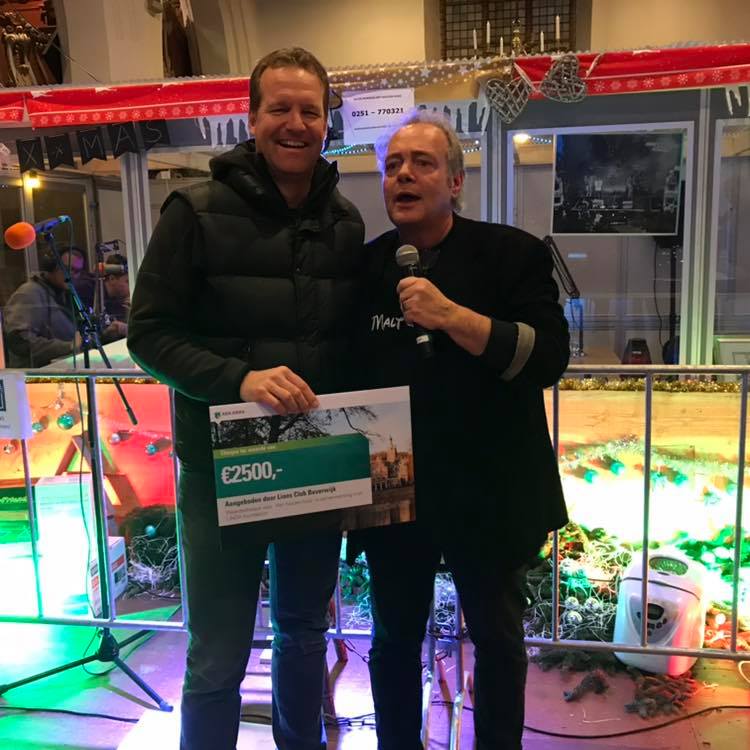 Van enkele euro's voor het aanvragen van een verzoekplaat tot aan grote giften, zoals deze van de Lions Club, jong en oud doneerde vorige week in Het Houten Huis. (foto: aangeleverd)
