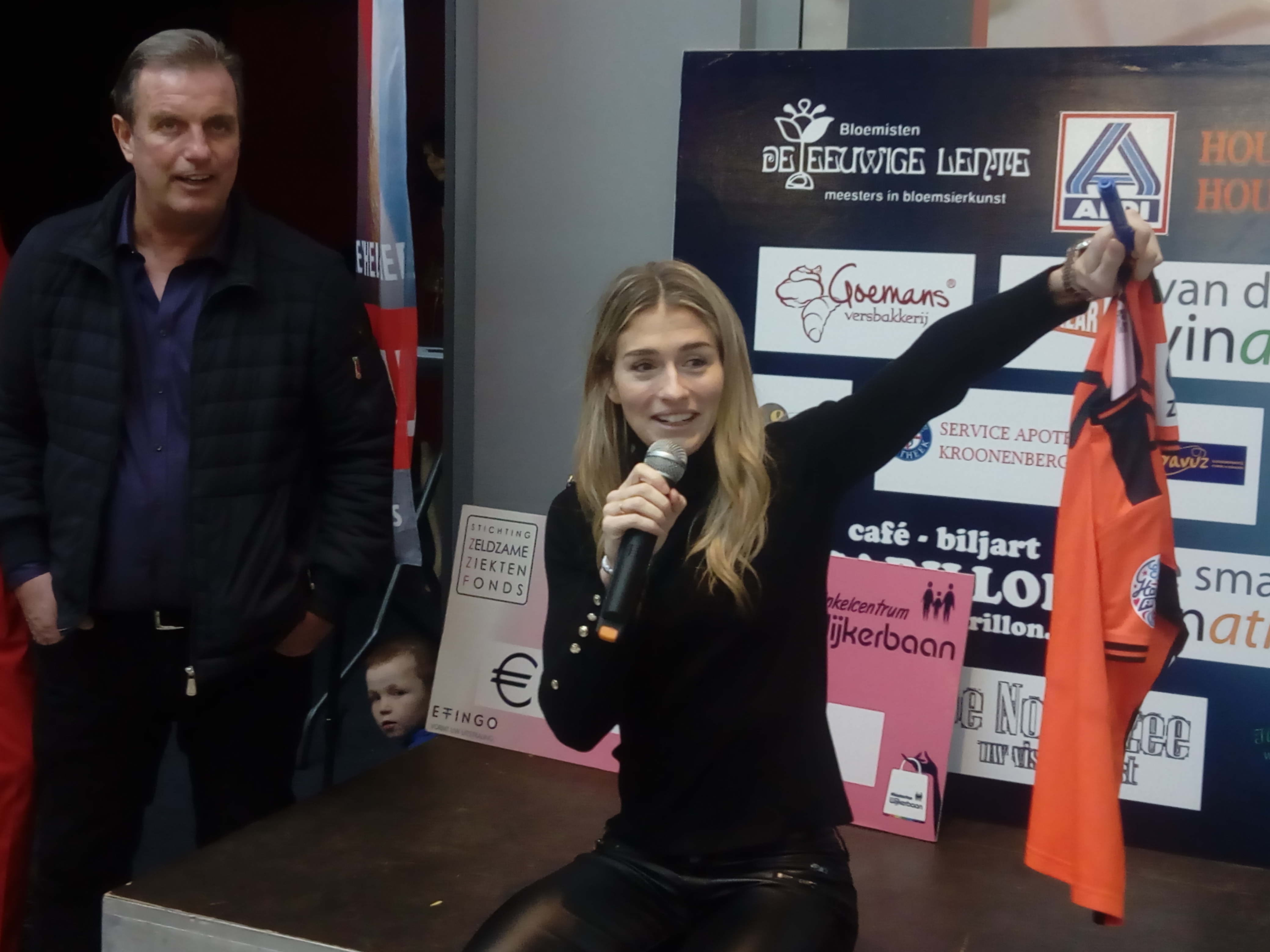 Estavana Polman veilde zaterdagmiddag zelf het door haar gedragen shirt. (foto: Bos Media Services)