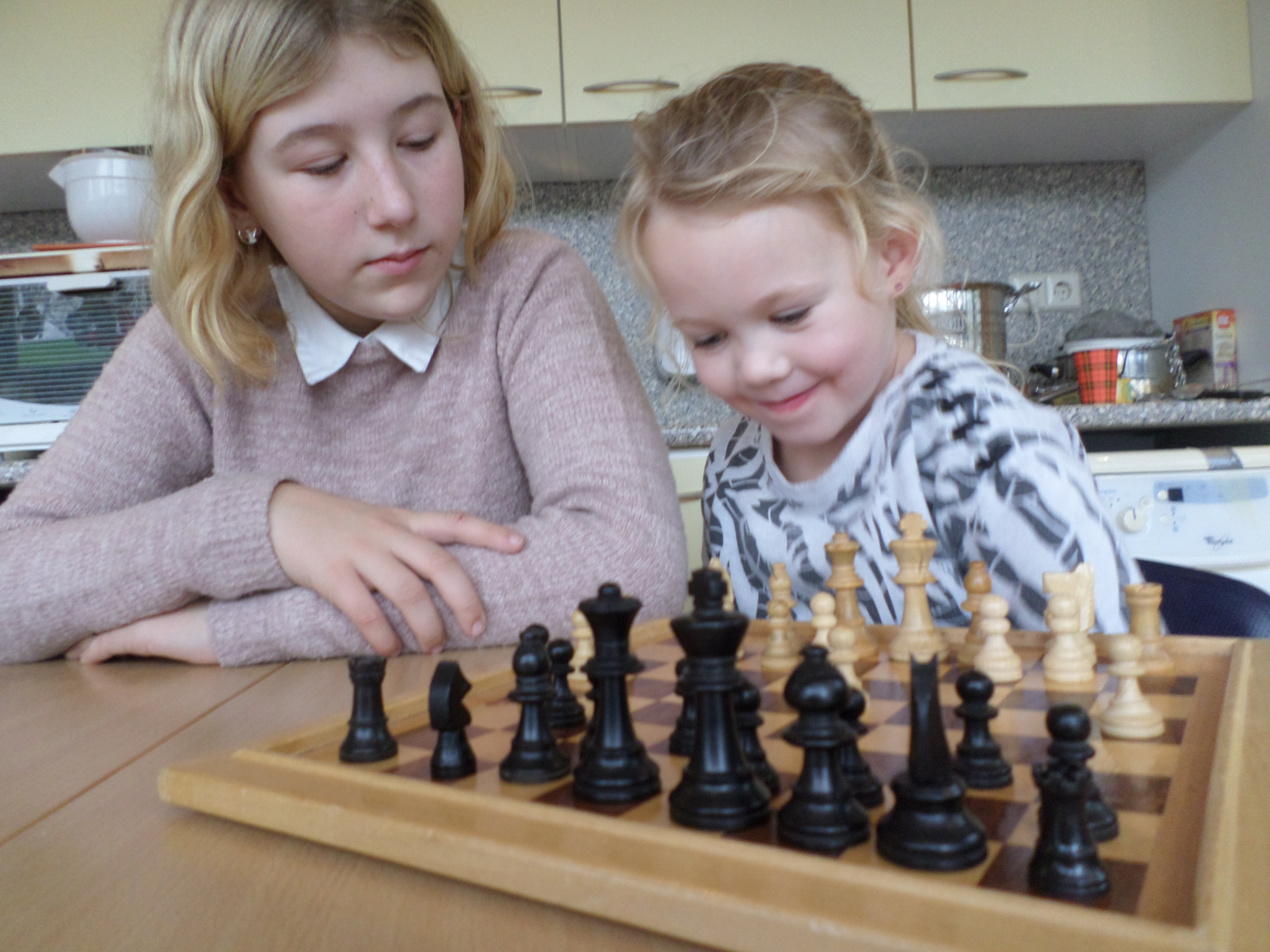 Schaken op de Kardinaal de Jongschool. (Foto: aangeleverd).