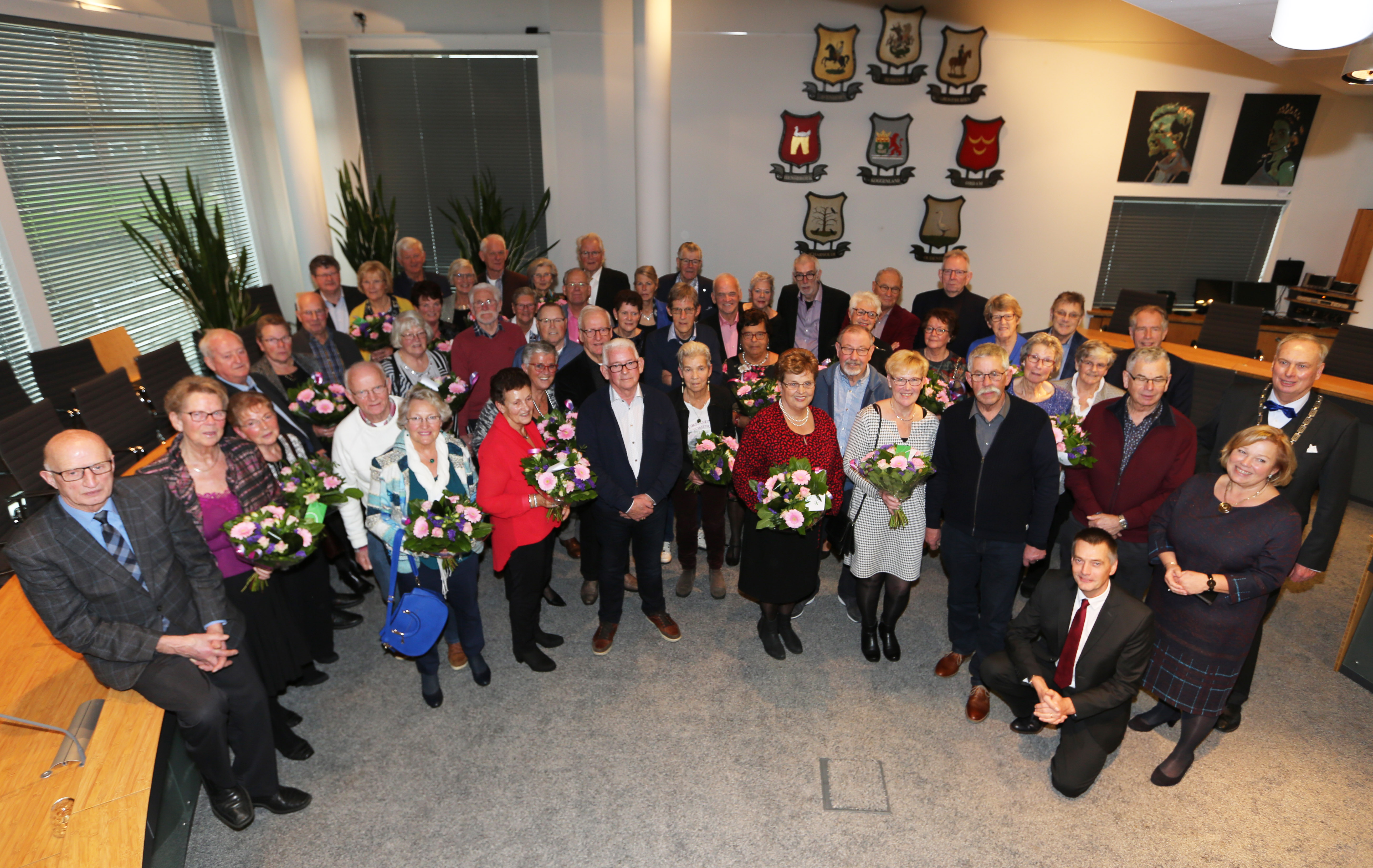 Na afloop van de gezamenlijke lunch gingen de jubilerende echtparen ook nog met elkaar op de foto. (Foto: aangeleverd)