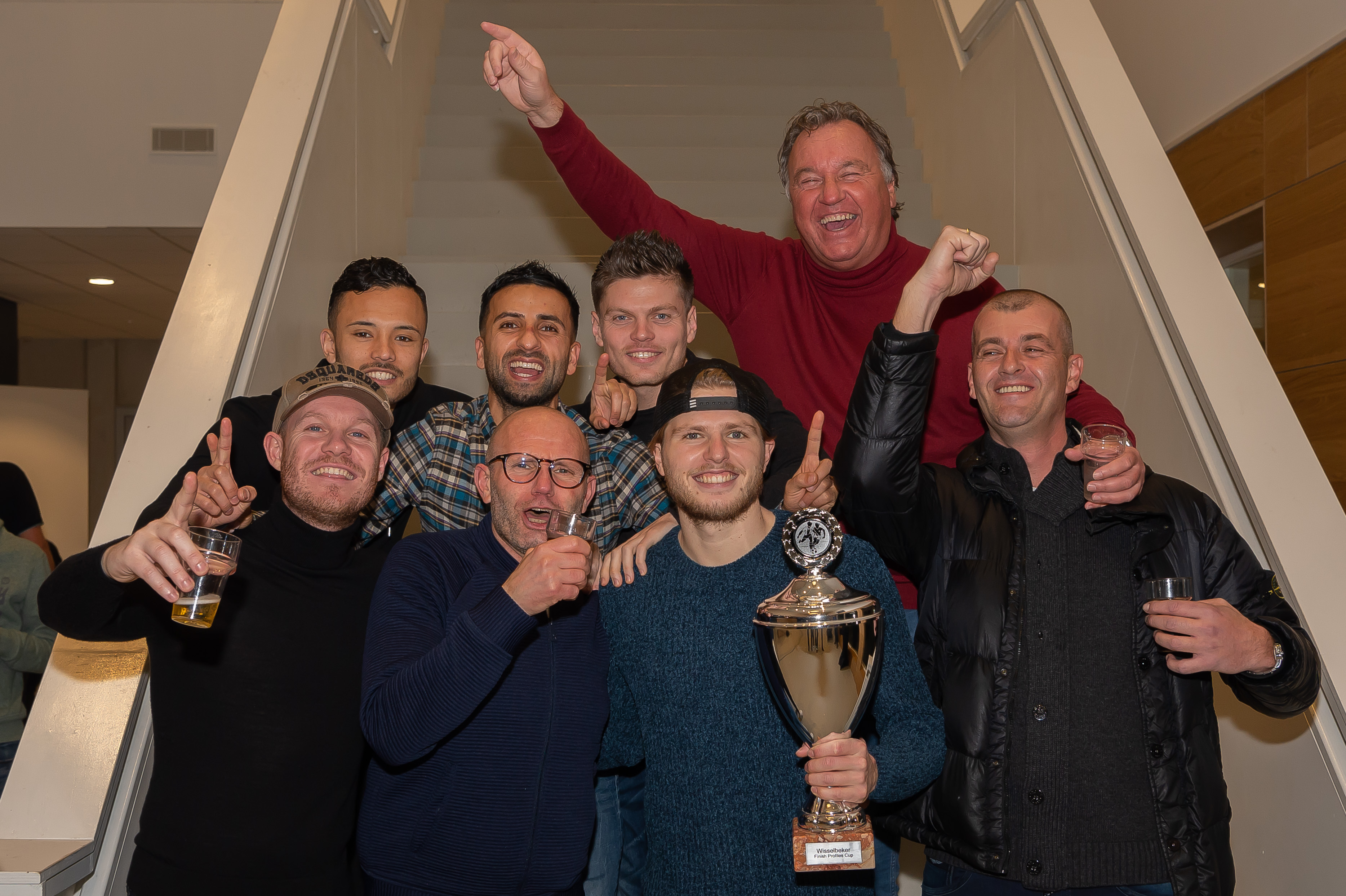 Het winnende team met de Finish Profiles Cup. (Foto: Han Giskes)