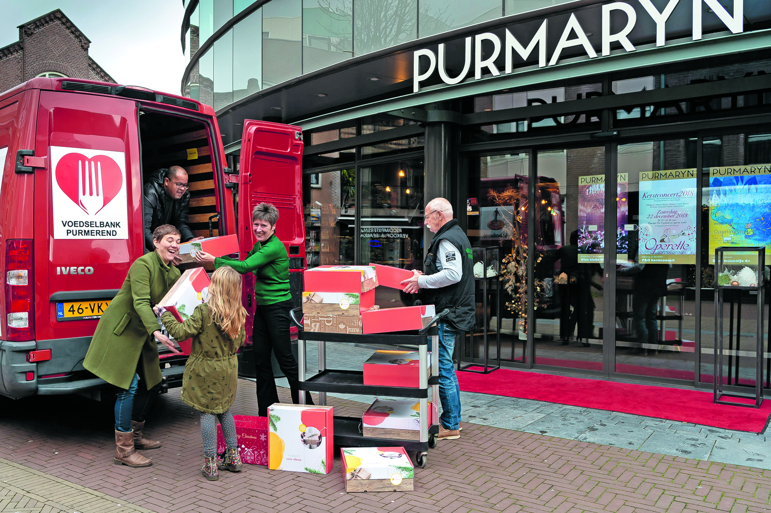 De kerstpakketten worden ingeladen in het busje van de voedselbank Purmerend. (Foto: Han Giskes)