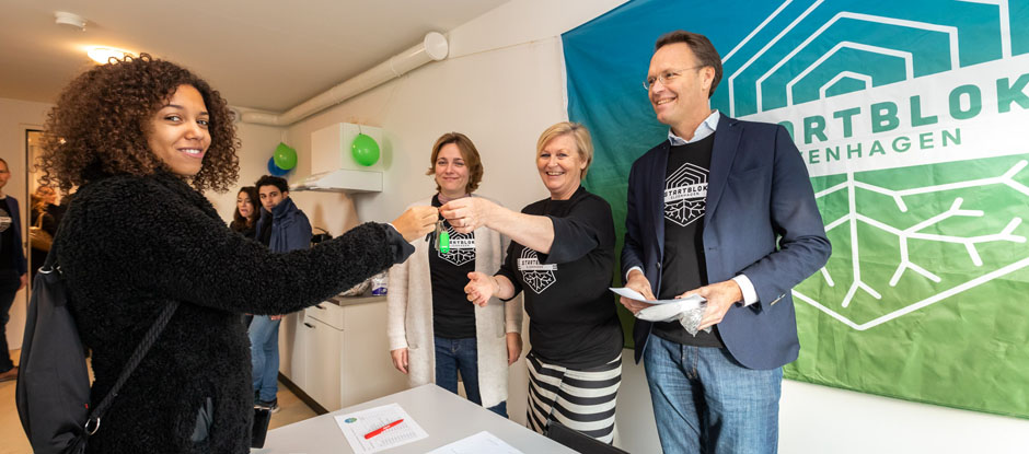 Sleuteloverhandiging van Startblok Elzenhagen. (Foto: gemeente Amsterdam)