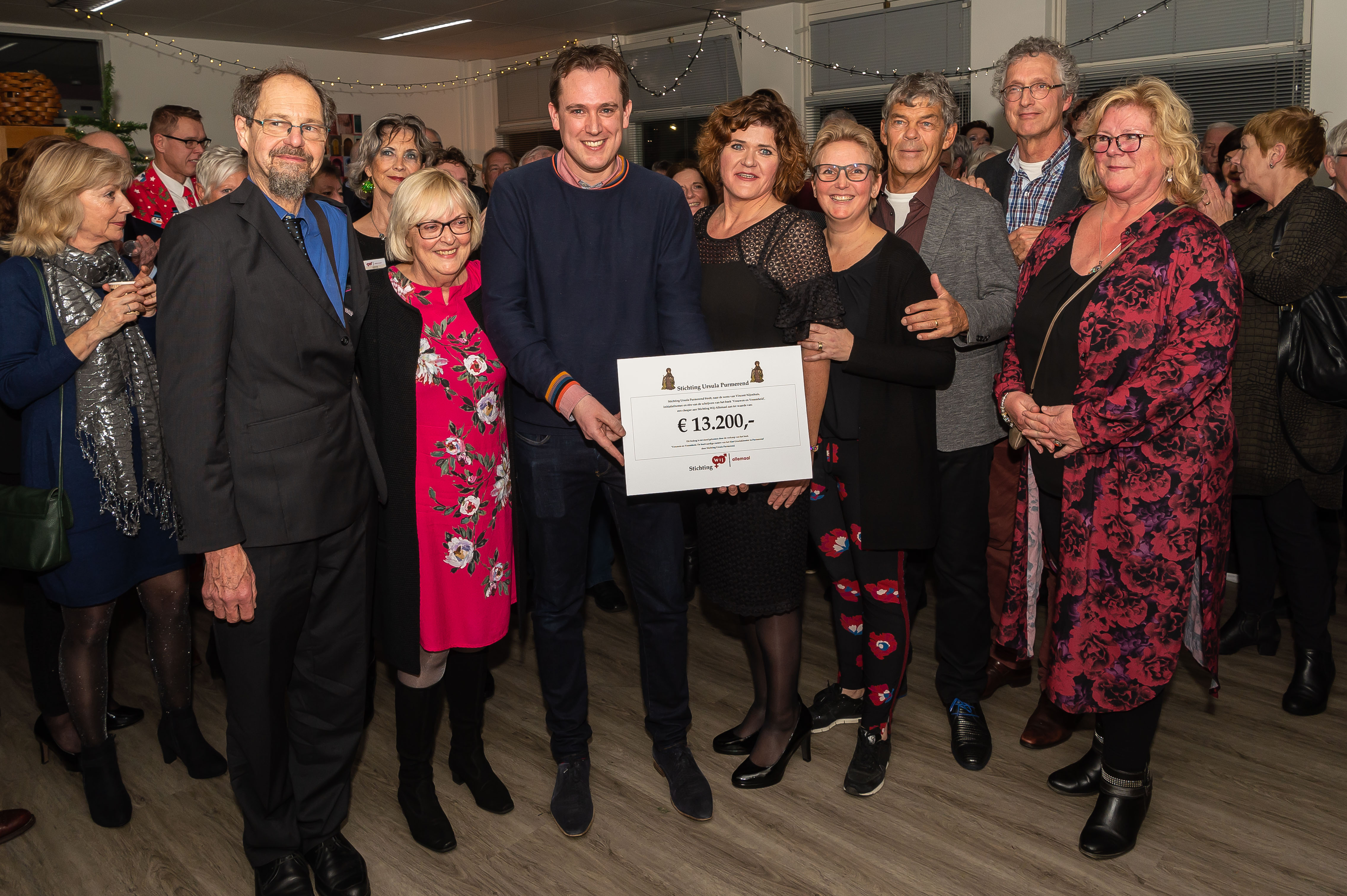 Uit naam van Stichting Ursula konden Geoffrey Nijenhuis en zijn moeder Marijke Nijenhuis een cheque van maar liefst € 13.200,- schenken aan inloophuis Wij Allemaal. (Foto: Han Giskes)