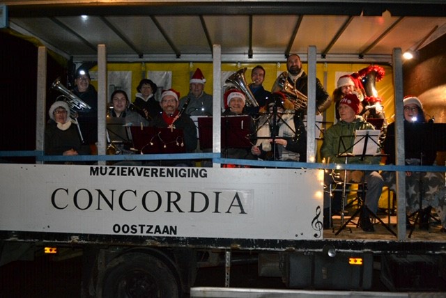 Muziek door de Oostzaanse straten