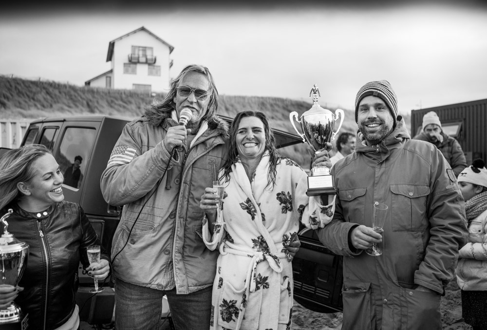 De duik van vorig jaar, met Jelte Tadema (links), Jeroen Klepper, en de winnares van de miss Hottest Cold Dive wisselbeker Jacky. (Foto: aangeleverd)