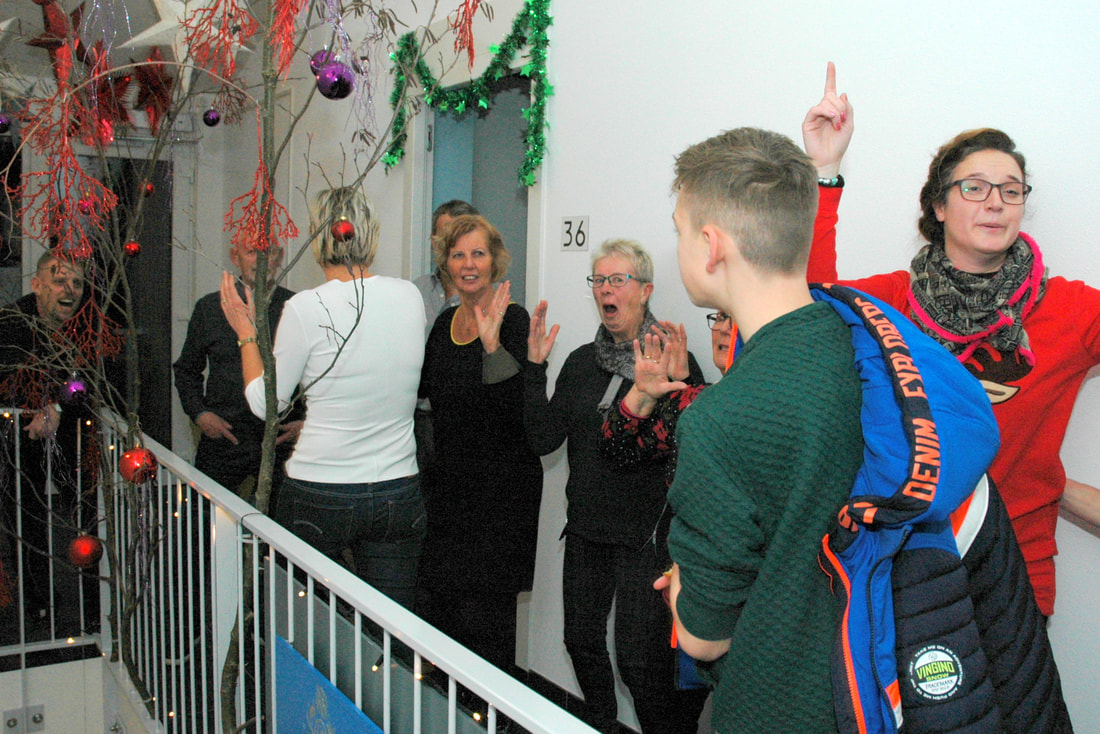 Bewoners van De Voorhoede vieren een pre-kerstfeest om elkaar beter te leren kennen. (Foto: De Voorhoede)