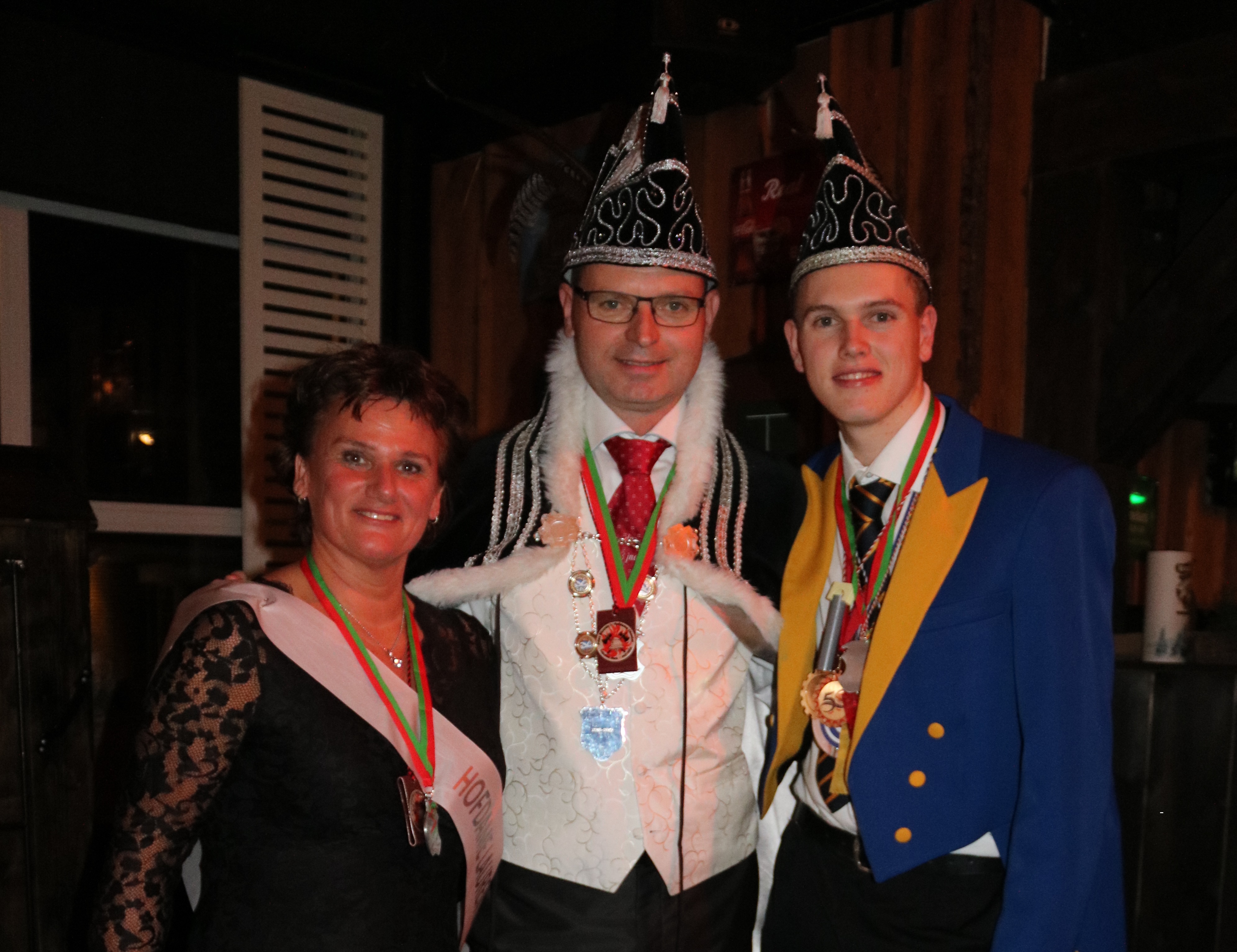 Hofdame Laurentia, prins Franciscus, en adjudant Nick vieren graag een feestje met iedereen die het carnaval een warm hart toedraagt. (Foto: Nancy Holderbeke)