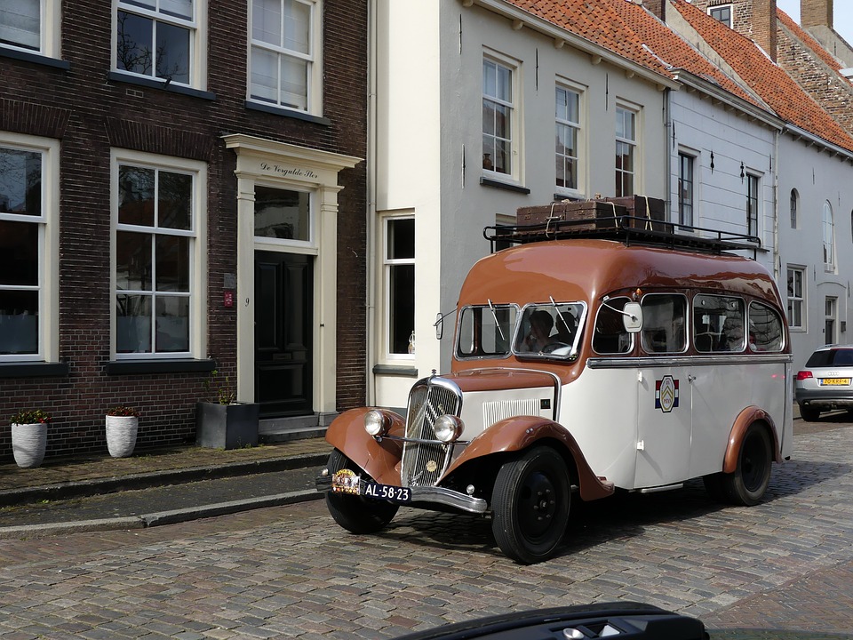 Waar is de tijd gebleven dat de auto nog overal zo neergezet kon worden. ( Foto: Pixabay)
