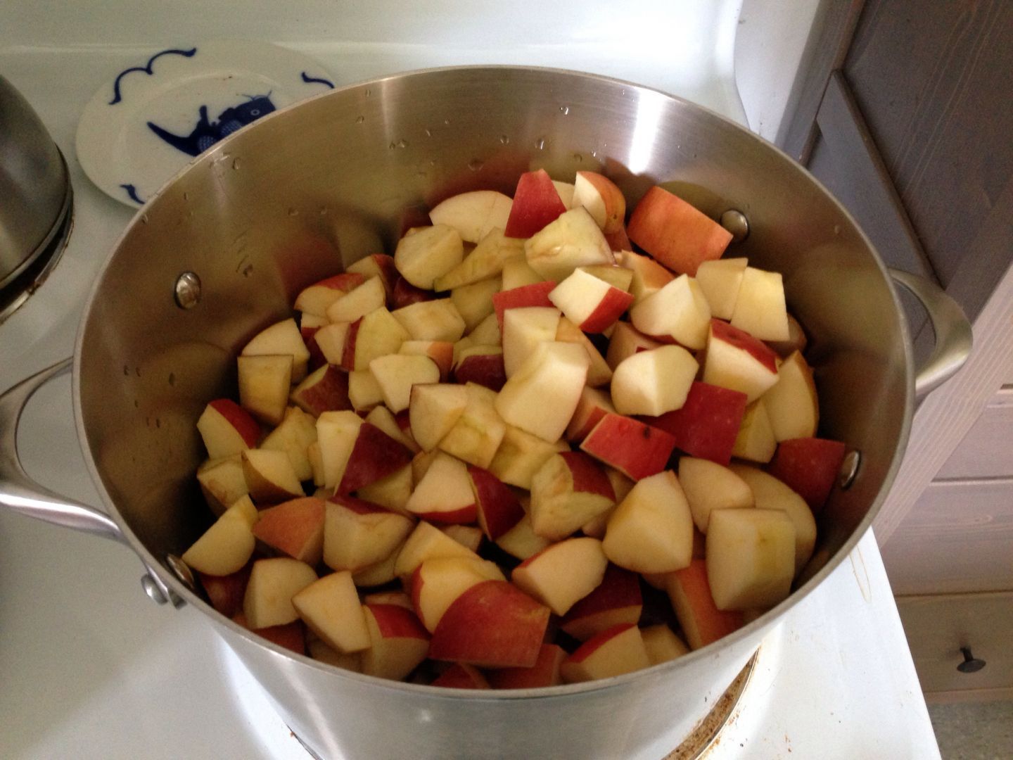 Kinderen kunnen bij MAK Blokweer zelf een appelflap maken. (Foto: aangeleverd)