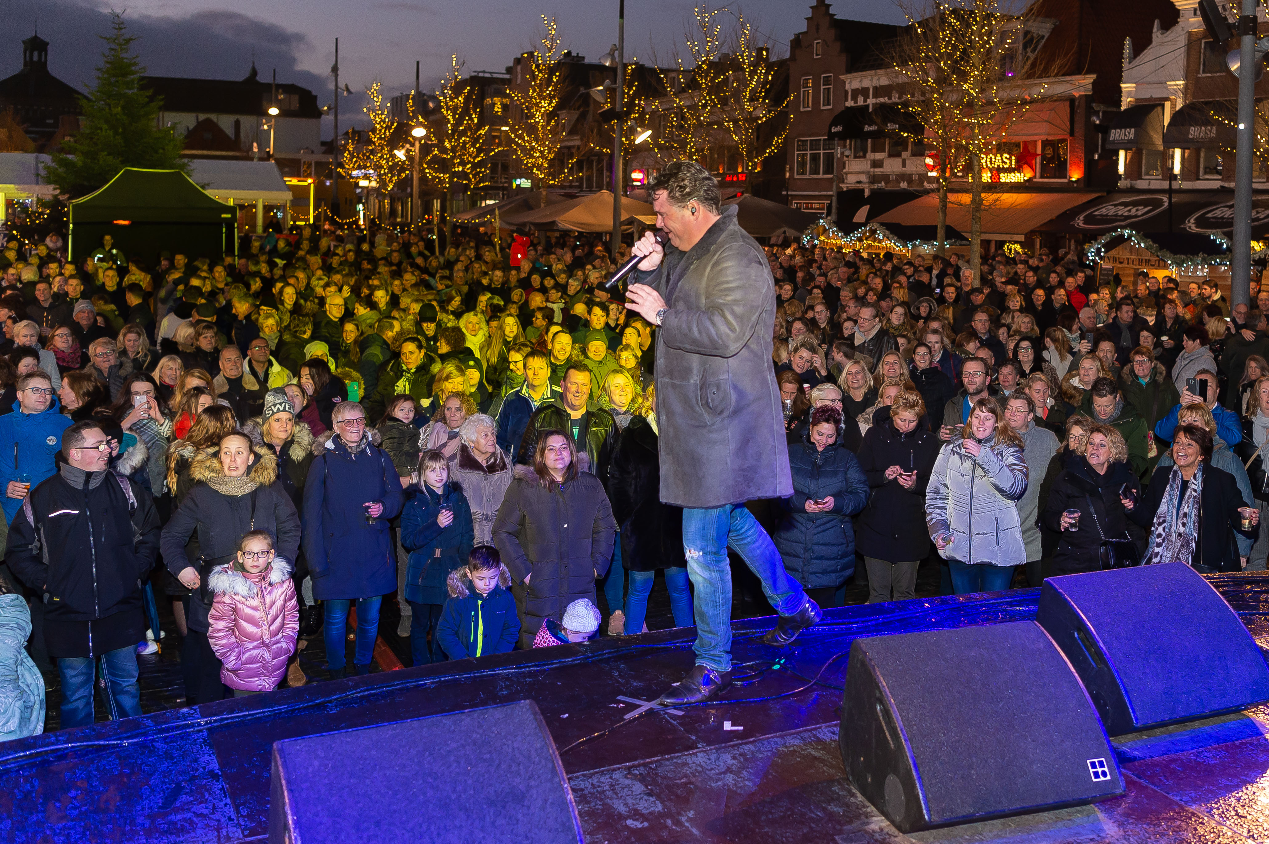 Wolter Kroes keerde na jaren terug op de Koemarkt. De meeste bezoekers van 'Purmerend wenst elkaar....' zongen zijn nummers van a tot z mee. (Foto: Han Giskes)