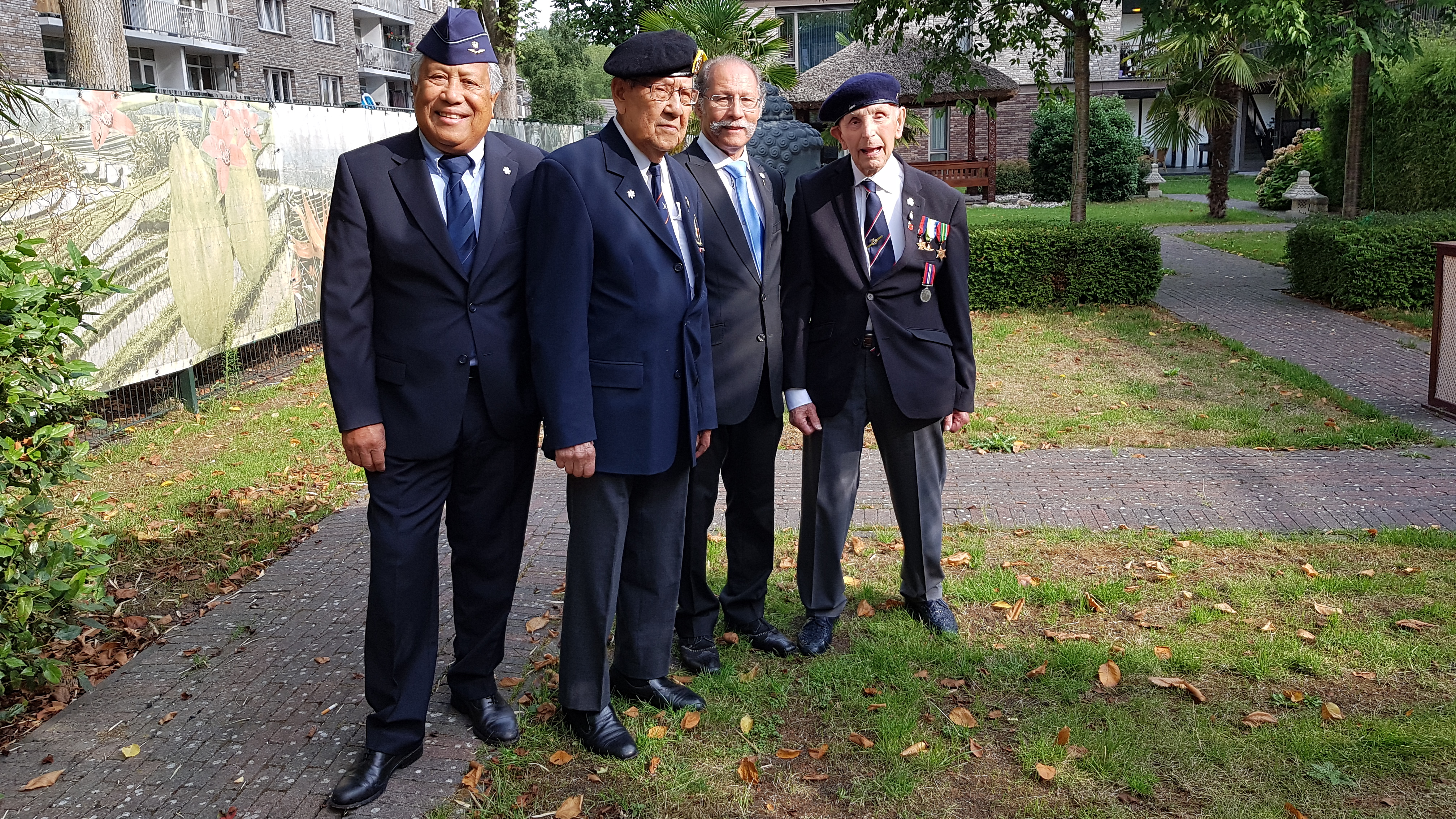 Bestuurslid SIOH Huultrich Landegent, veteraan Frits Rijnenberg, voorzitter SIOH Robin Gieseke en veteraan Harry Watson. (Foto: Rodi Media)