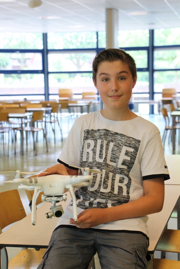 <p>Met drones de school door</p>