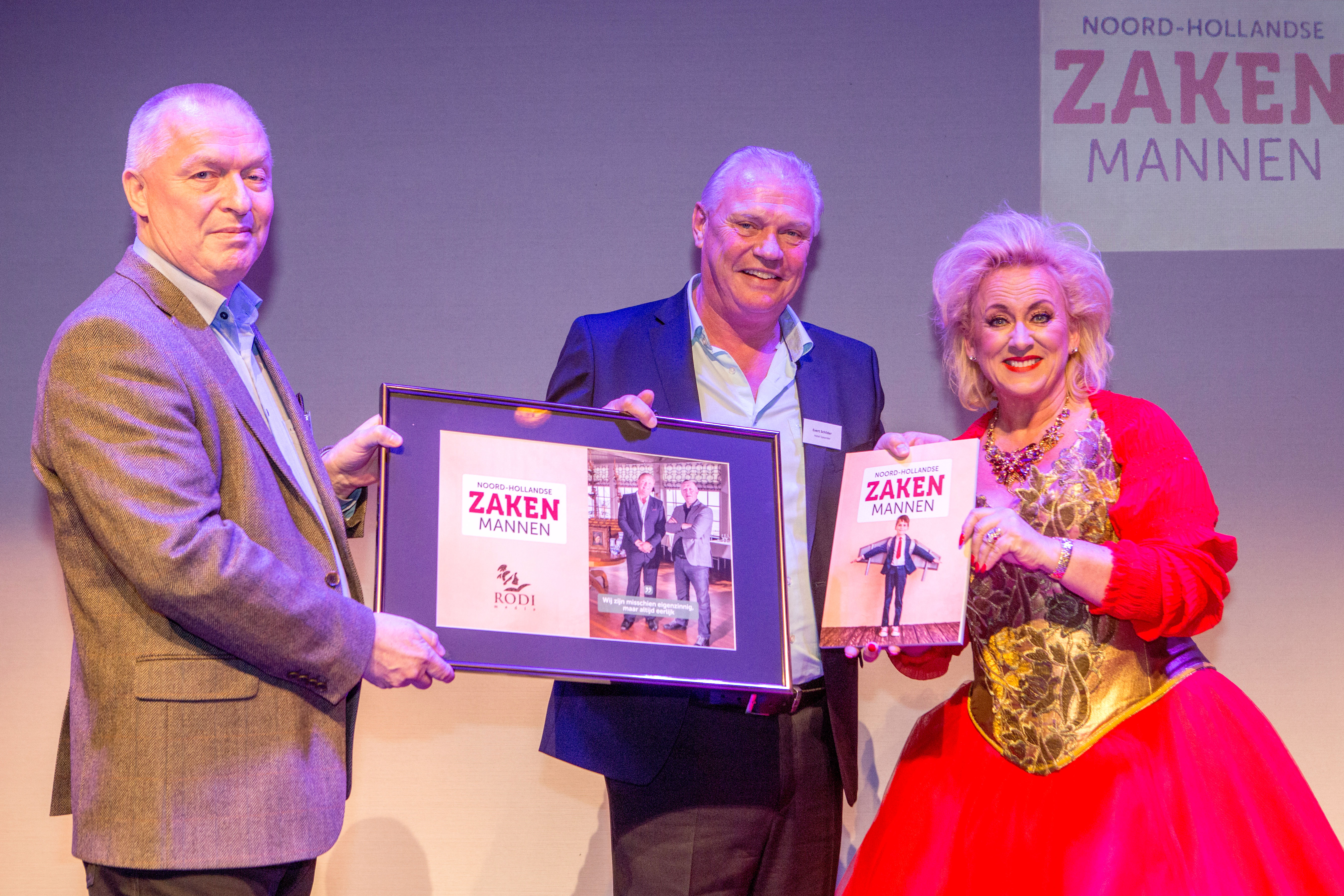 Karin Bloemen overhandigde de eerste exemplaren aan Ab (l) en Evert Schilder van art hotel Spaander. (Foto: Vincent de Vries / RM)