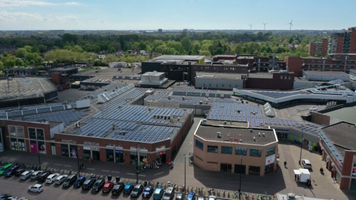 Het dak van winkelcentrum Middenwaard is bedekt met zonnepanelen.