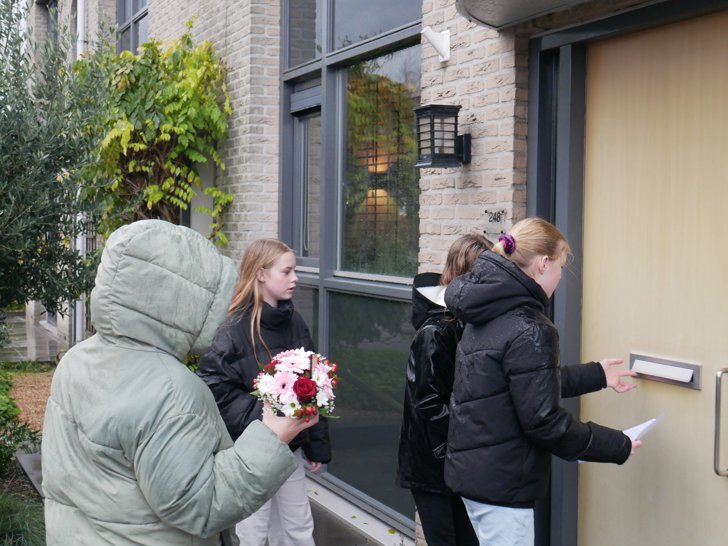 Leerlingen Lentiz Floracollege Bezegelen Burenliefde Met Bloemstukjes ...