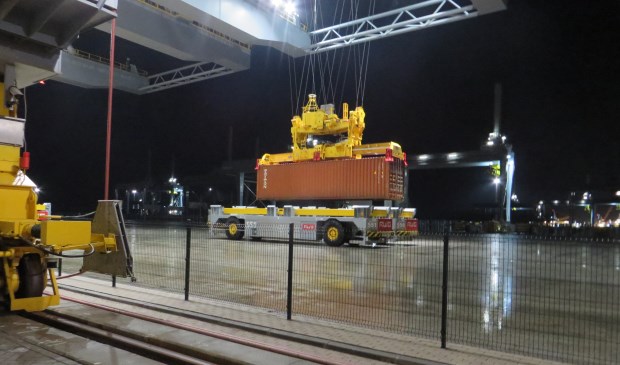 Containers worden volledig automatisch uitgeladen.