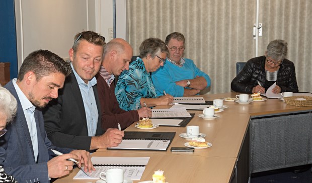 De ondertekening vond plaats in de raadzaal van het gemeentehuis in Rockanje (fotografie: Jos Uijtdehaage)