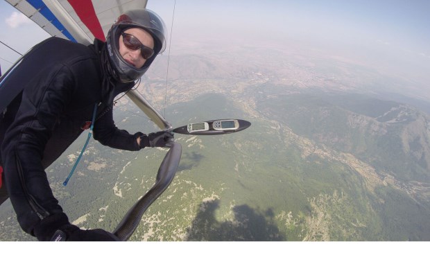 Sander tijdens het EK Deltavliegen boven Macedonië. Foto: Sander van Schaik