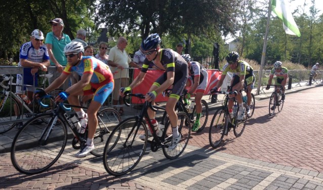 Aron Kremer aan de leiding in de zes man tellende kopgroep in de Ronde van Zuidland. Fotografie Peter de Jong.