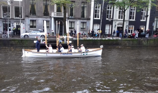 Het eresaluut van de Brielse Roeiclub voor de ambtswoning van de overleden burgemeester Eberhard van der Laan