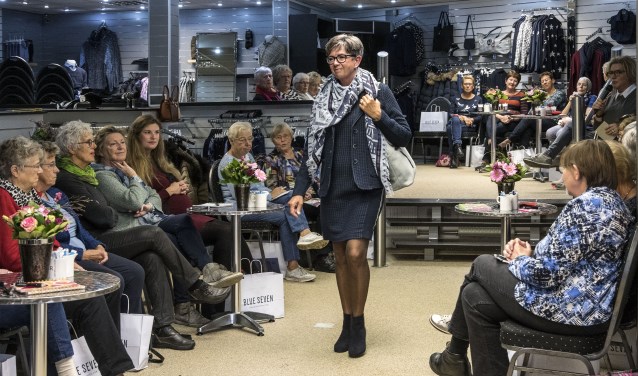 Afgelopen maandag waren de eerste modeshows van deze week in Lotte's Boetiek. * Foto: Jos Uijtdehaage.