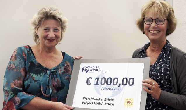 Namens de Wereldwinkel: een cheque van 1.000 euro voor de stichting Maha Mata (Foto: Jos Uijtdehaage)