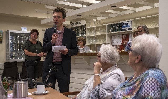 Wethouder Wilbert Borgonjen opende traditiegetrouw weer de jaarlijkse Open Dag van Welzijn Ouderen in de Infirmerie (Foto: Jos Uijtdehaage)
