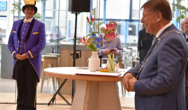 Sjaak van der Tak tijdens de opening van het nieuwe gemeentehuis. (Foto: WB)