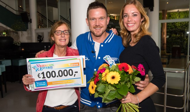 Hannie ontvangt een cheque uit handen van Het Vergeten Kind-ambassadeur Johnny de Mol. (Foto: PR)