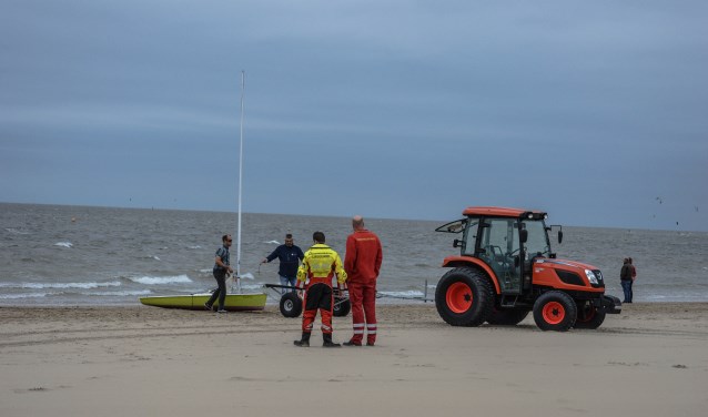 Het bootje en de eigenaar waren snel op het droge (Foto: Erik Terpstra)