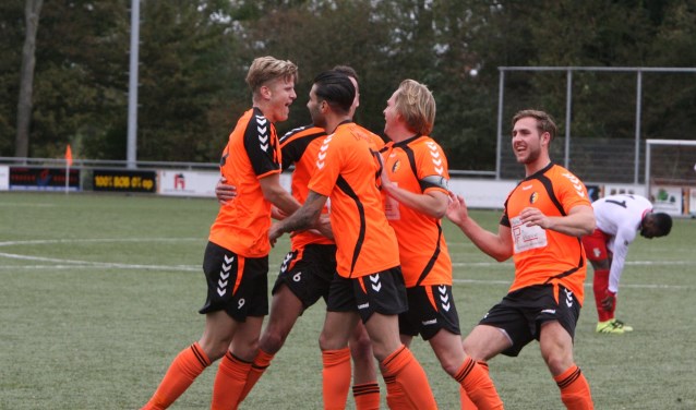 Jeffrey Burger wordt door zijn ploeggenoten gefeliciteerd na het scoren van de openingstreffer voor Rockanje. * Foto: Wil van Balen.