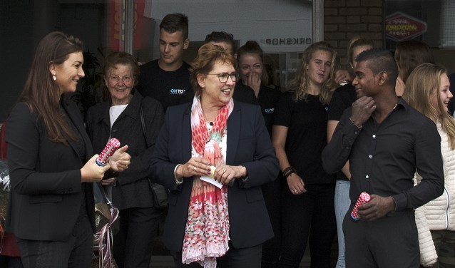 Rosanne Kweekel en Nikhil Eland helpen wethouder Paméla Blok bij de opening van het On Top PT Sportcenter. * Foto: Jos Uijtdehaage.