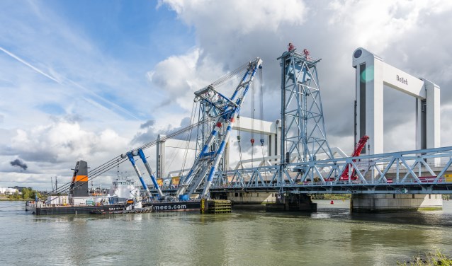Op 8 oktober is het hefdeel verwijderd. Nu gaat Rijkswaterstaat verder met de sloop. Foto: Foto-OK.nl