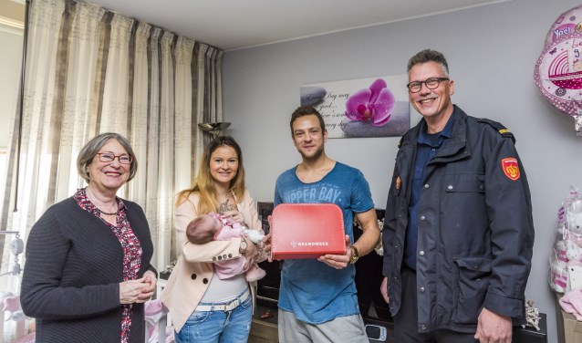 De kraamkoffer wordt overhandigd. Foto: Foto-OK.nl