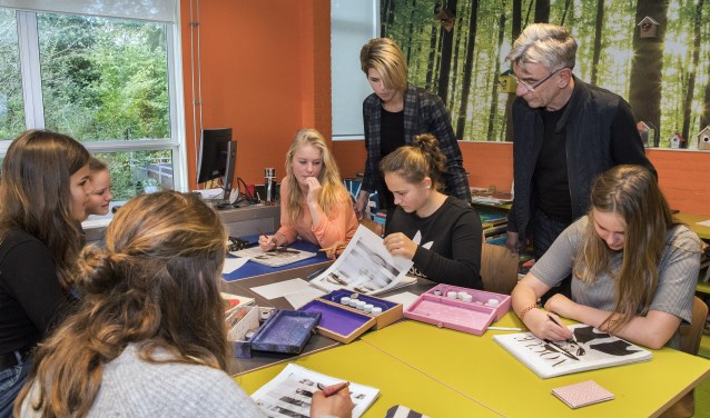 Na de introductie werkten de leerlingen in groepjes van twee of vier (Foto: Jos Uijtdehaage)