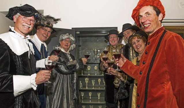 Een bijzonder tafereel bij de overdracht van de glazen, burgemeesters en wethouders geheel in klederdracht (Foto:Jos Uijtdehaage)