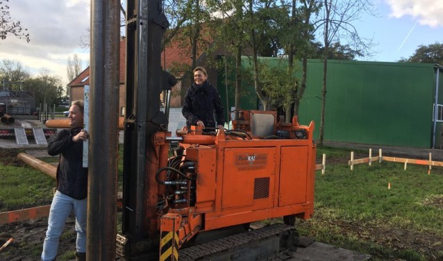 De eerste paal van het 'Klokshuys' is de grond in!