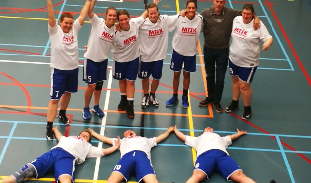De dames waren blij met deze mooie overwinning!
