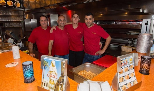 Het team van Grillroom Oase. Al 25 jaar een begrip in Wateringen!