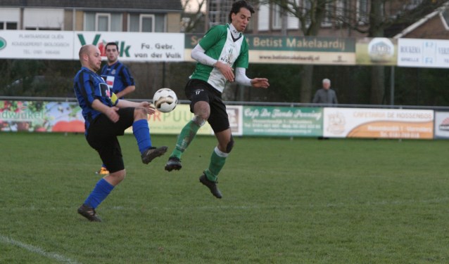Timo Lemmens hier in duel met Jesper Lakerveld, voorkwam een nederlaag voor OVV. * Foto: Wil van Balen.