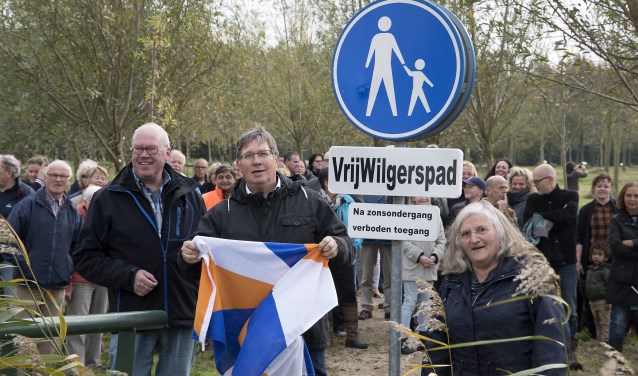 De onthulling van het bord werd gedaan door burgemeester Gregor Rensen (Foto: Jos Uijtdehaage)