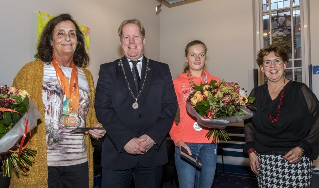 Conny Boer-Buijs (l) en Shona Slinger werden afgelopen maandag op het gemeentehuis gehuldigd. * Foto: Jos Uijtdehaage.